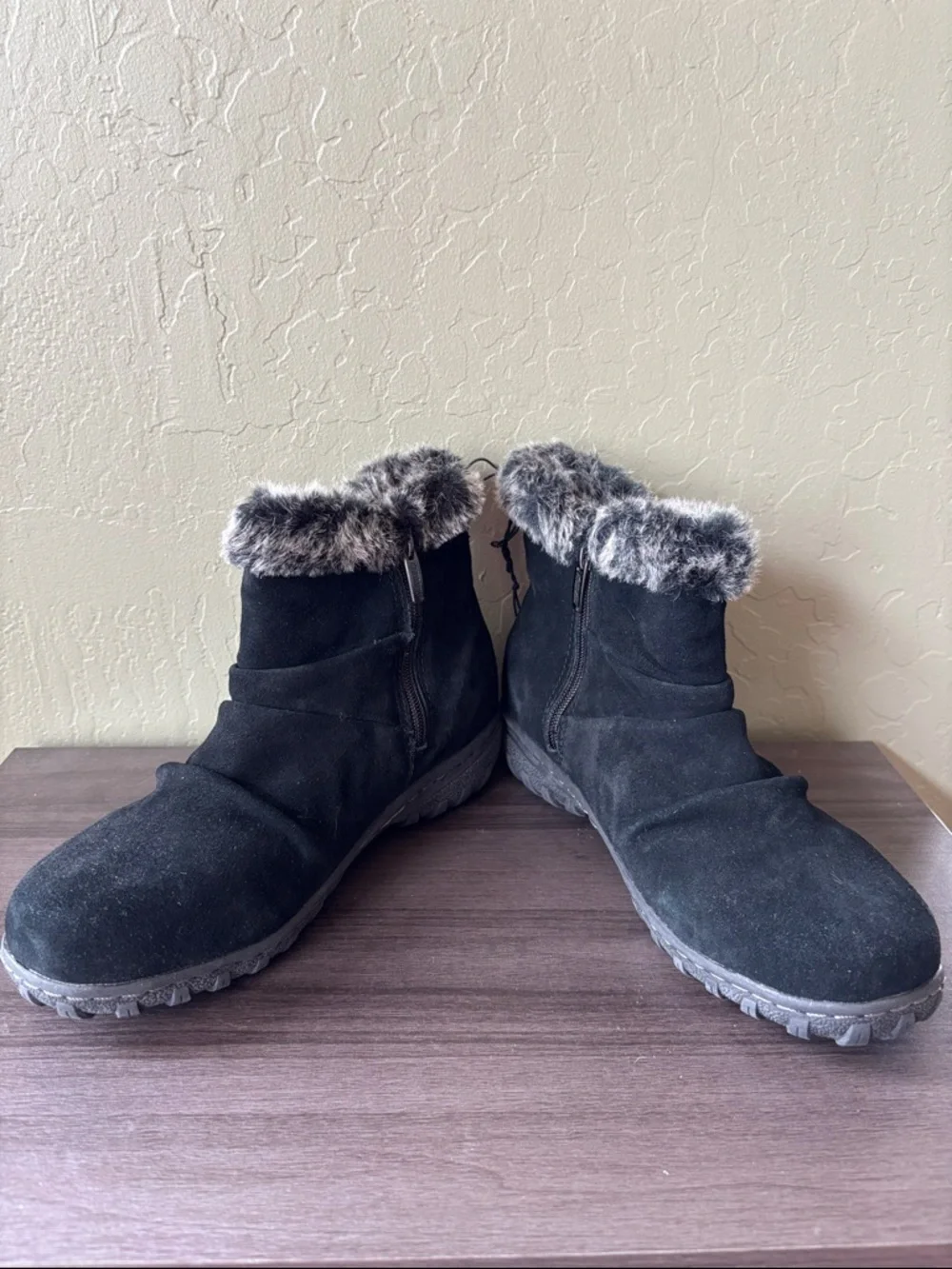 Khombu Lindsey Black Suede Rubber Sole Winter Faux Fur Boots Size‎ 8 NWOT